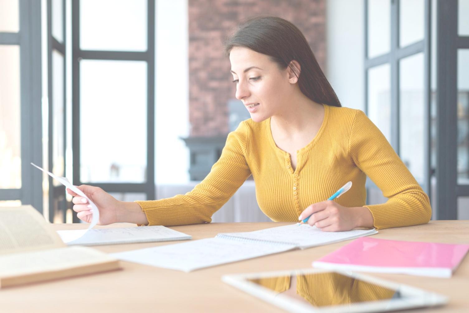 Ergonomisch eingerichteter Arbeitsplatz mit natürlichem Licht